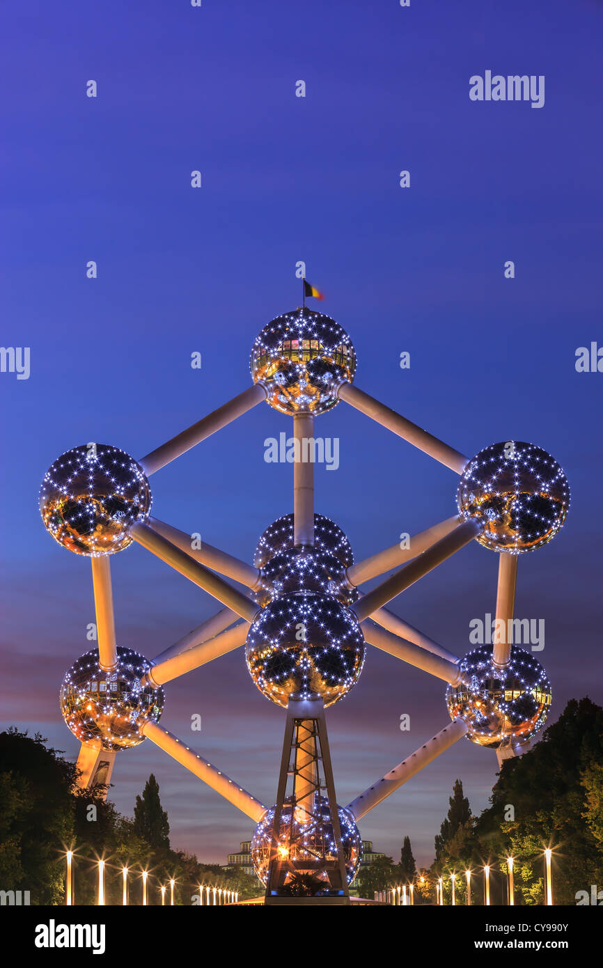 L'Atomium à Bruxelles, construire pour l'exposition universelle de 1958 à la lumière rougeoyante après le coucher du soleil. Banque D'Images