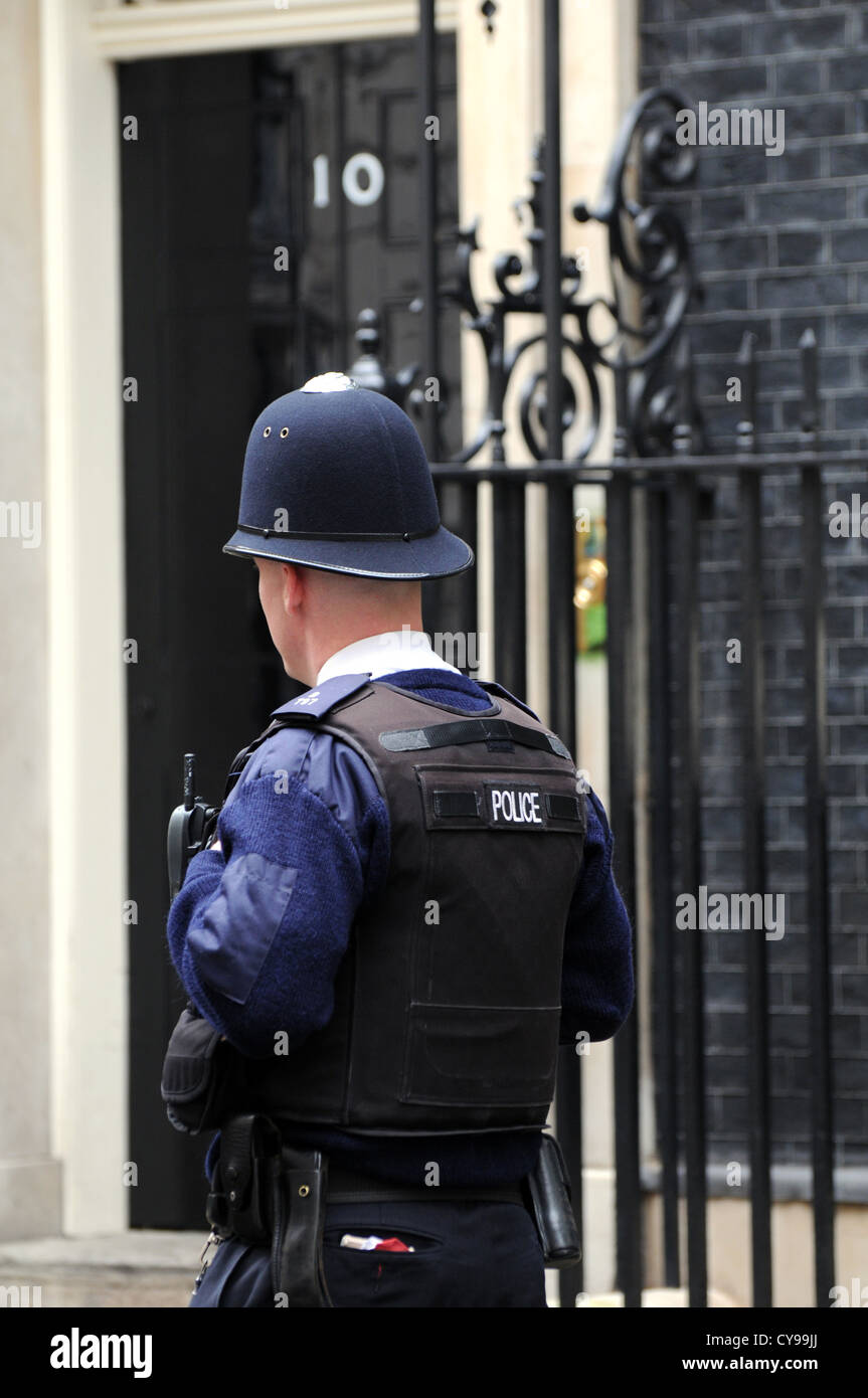 En dehors de la police numéro 10 Downing Street, London, UK Banque D'Images