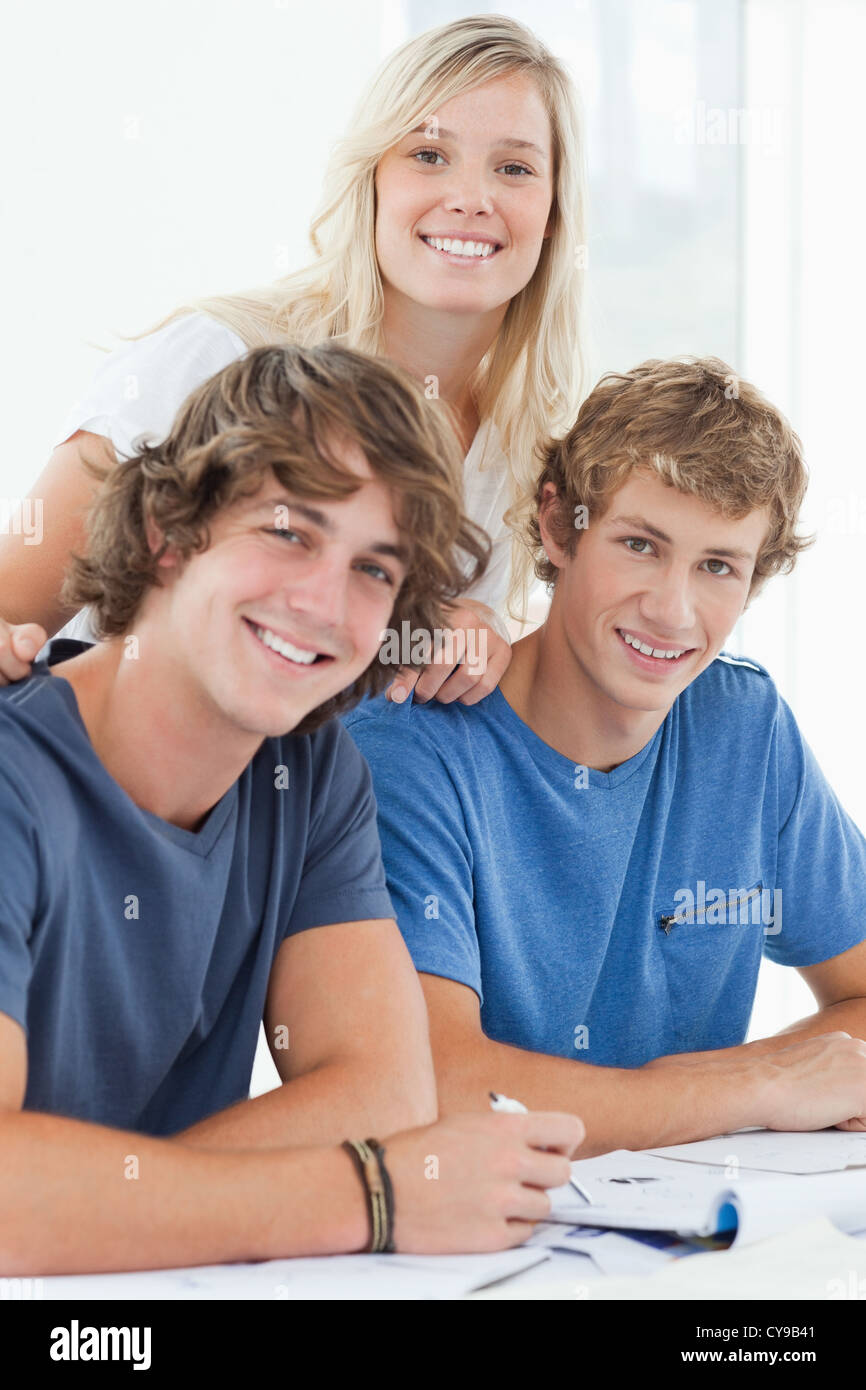 Trois étudiants souriants comme ils regardent l'appareil photo Banque D'Images