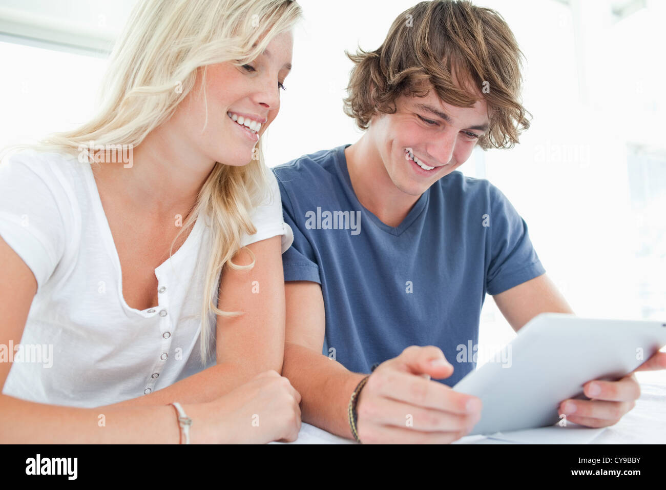 A smiling couple using a tablet together Banque D'Images