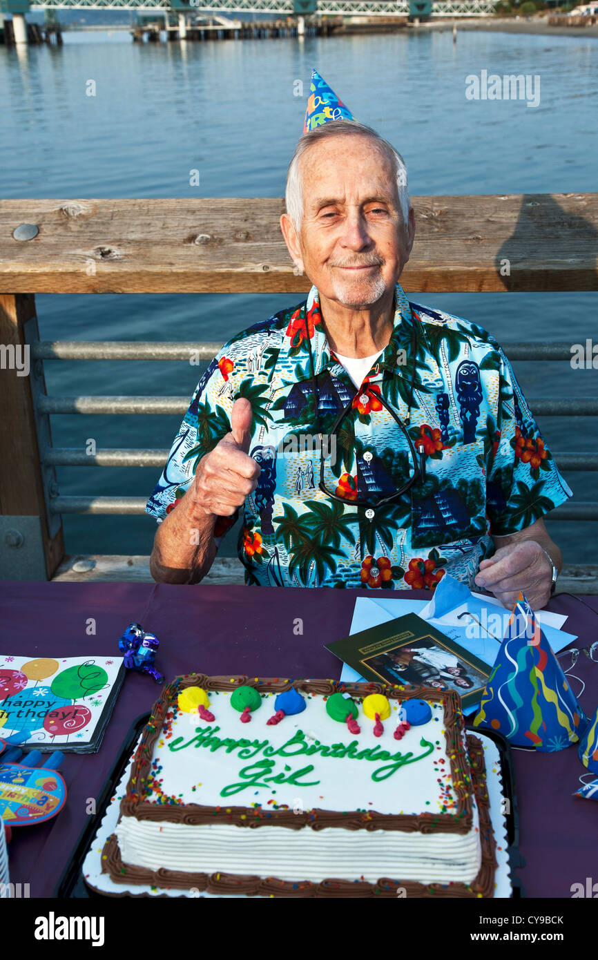 Ans Homme Et Fait Une Pause De Thumbs Up Avec Son Gateau D Anniversaire Tout En Celebrant Avec La Famille A L Exterieur Sur La Jetee D Edmonds Washington Photo Stock Alamy