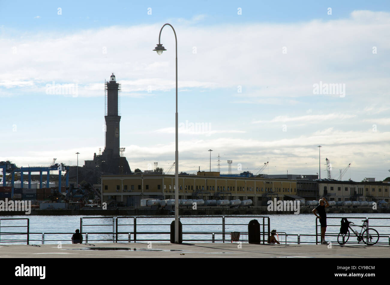 Phare de Gênes appelé "Lanterna' dans le vieux port - Italie Banque D'Images