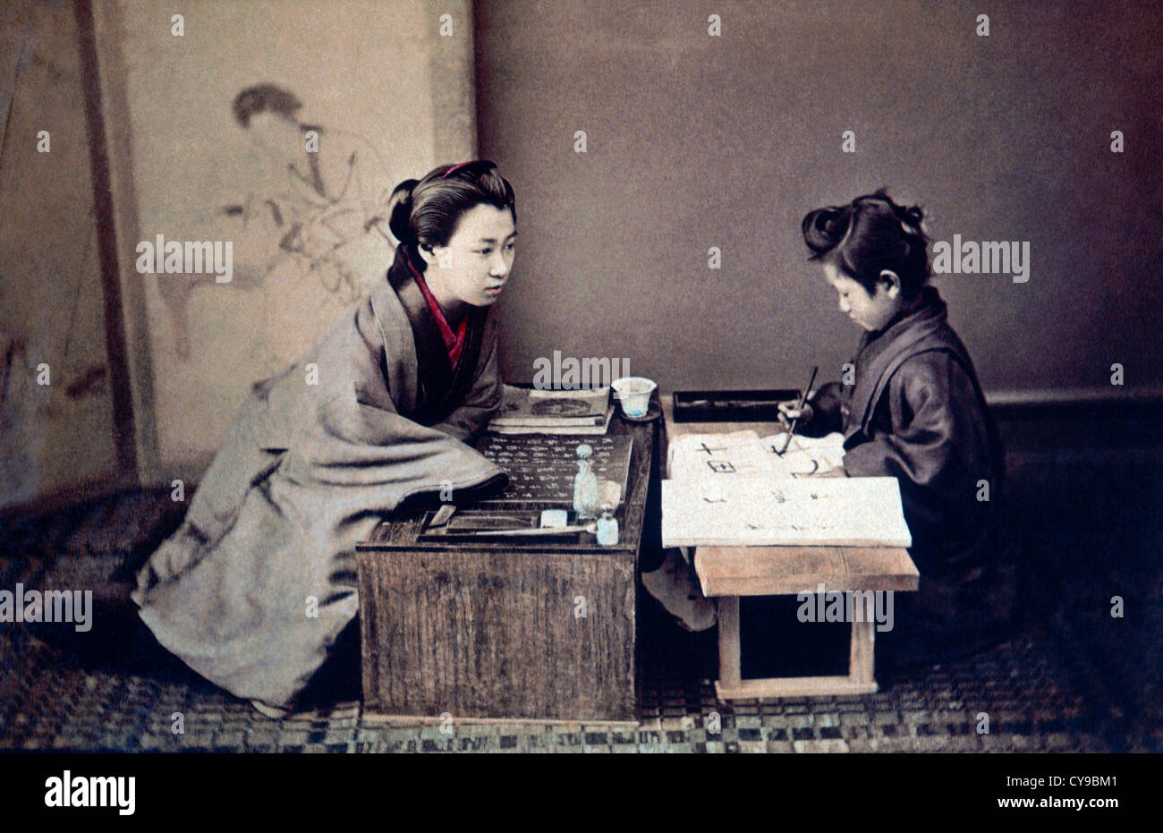 L'enseignement de la calligraphie japonaise Mère Enfant, vers 1890 Banque D'Images