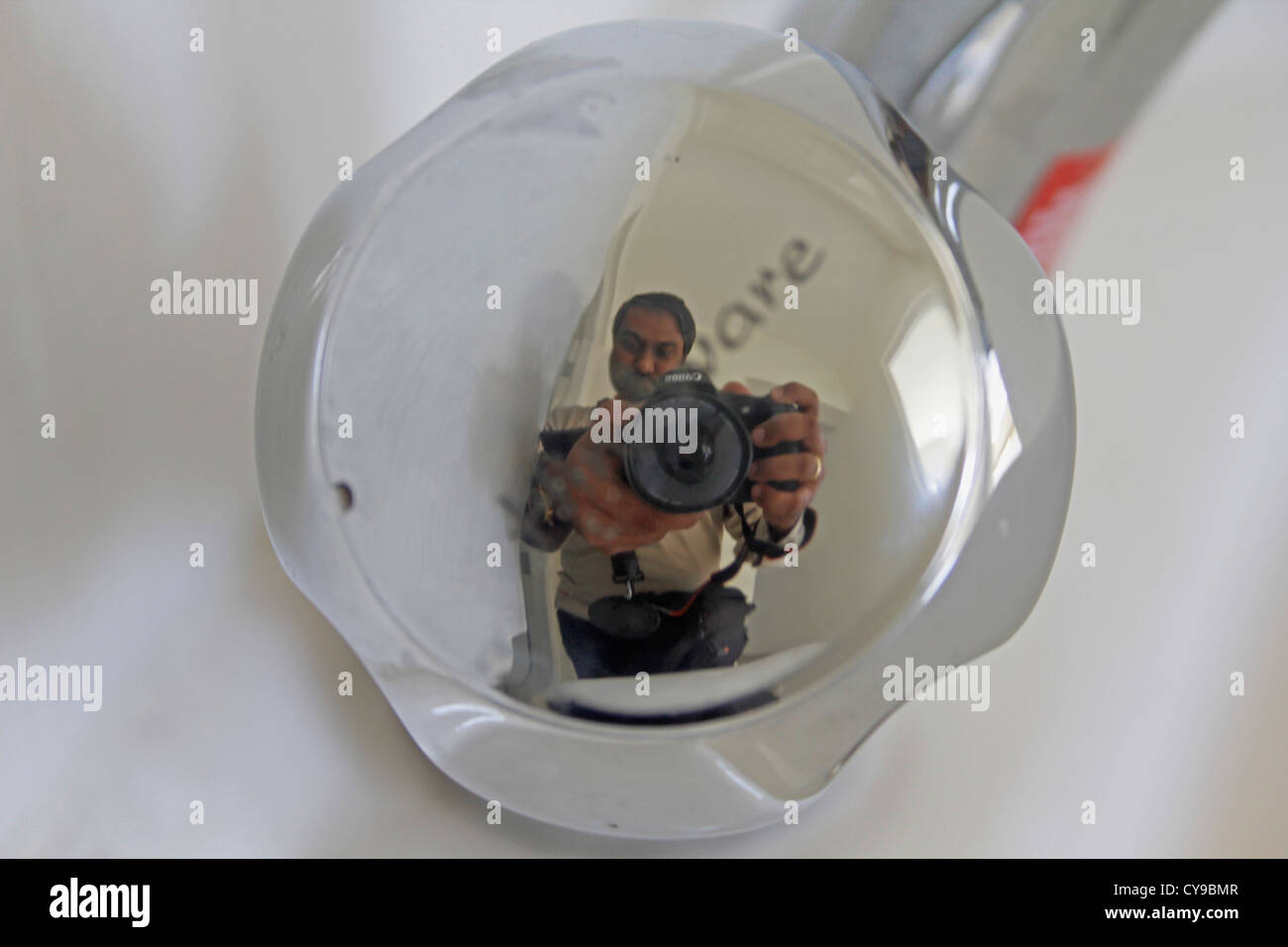 Reflet de photographe en robinet moderne avec finition de l'acier inoxydable, avec levier fine Banque D'Images