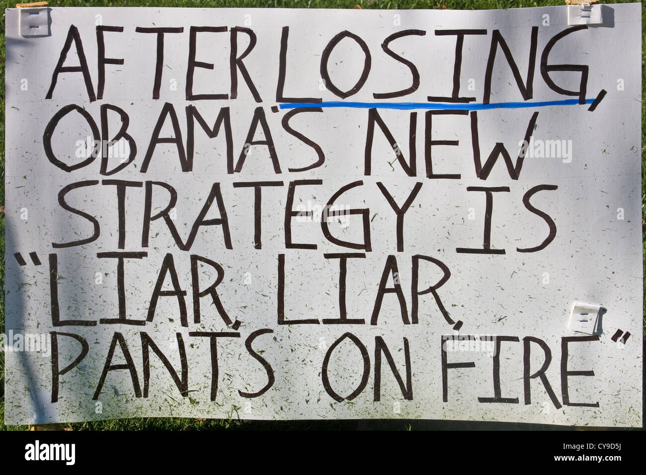 2012 politique maison pancarte de pelouse indiquant 'Après avoir perdu, la nouvelle stratégie d'Obama est "Menteur, menteur, pantalon en Feu'' Banque D'Images