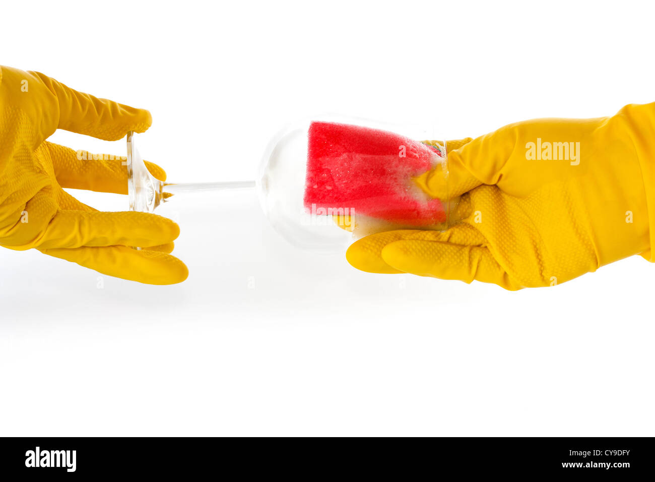 Les mains dans les gants en caoutchouc lave un verre avec éponge Banque D'Images