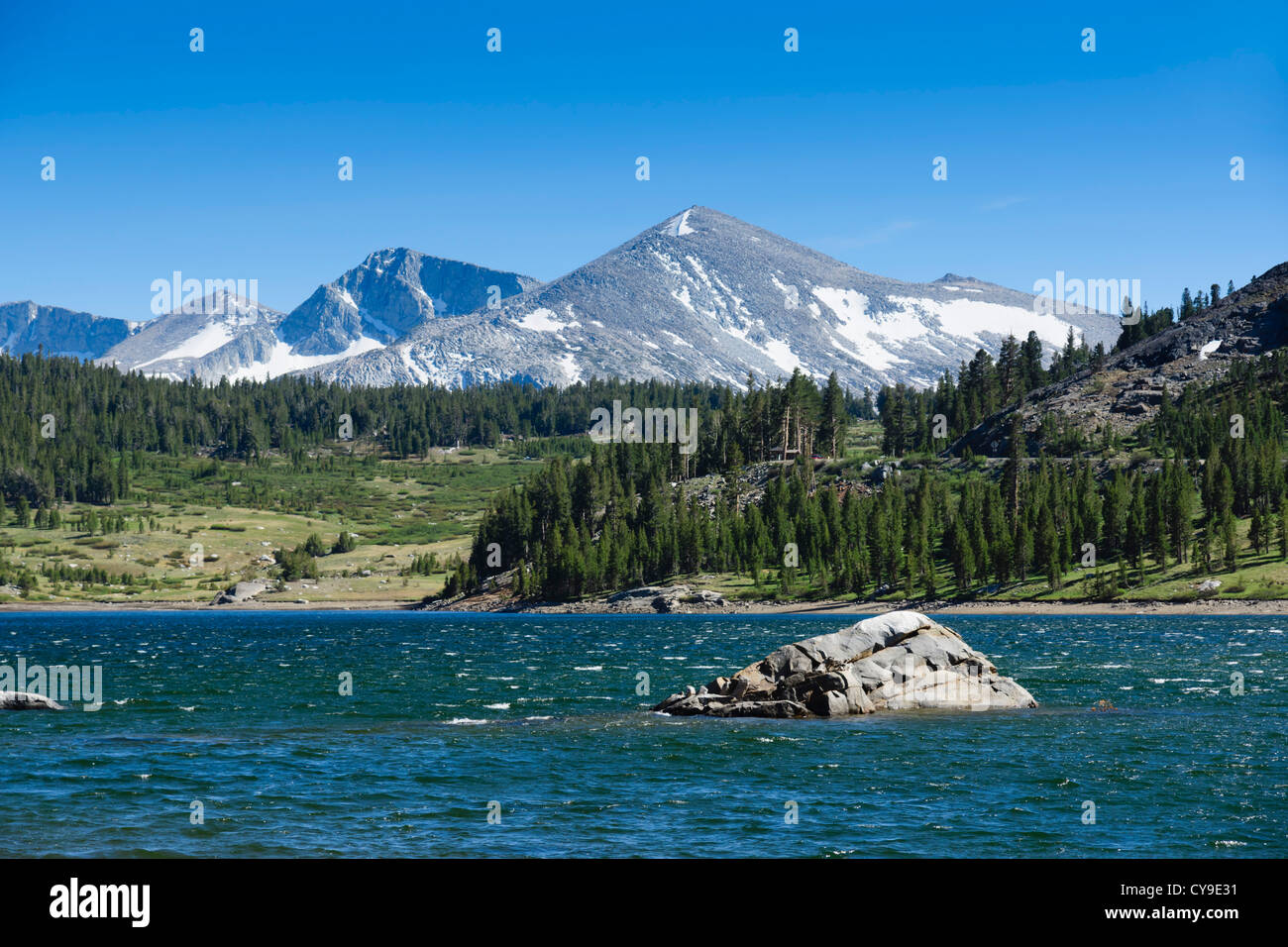 Tioga Pass de Lee Vining pour Yosemite, la Route 120 - Tioga Lake. Voir à partir de la rive nord-est avec des pics de Crest Kuna distance. Banque D'Images