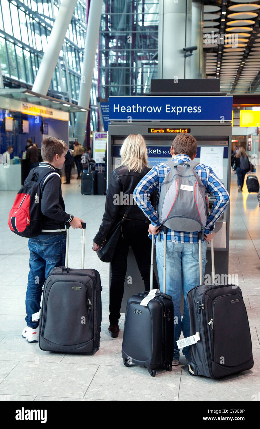 Les personnes à la recherche au service Heathrow Express à partir de la borne 5 de l'aéroport Heathrow de Londres, UK Banque D'Images
