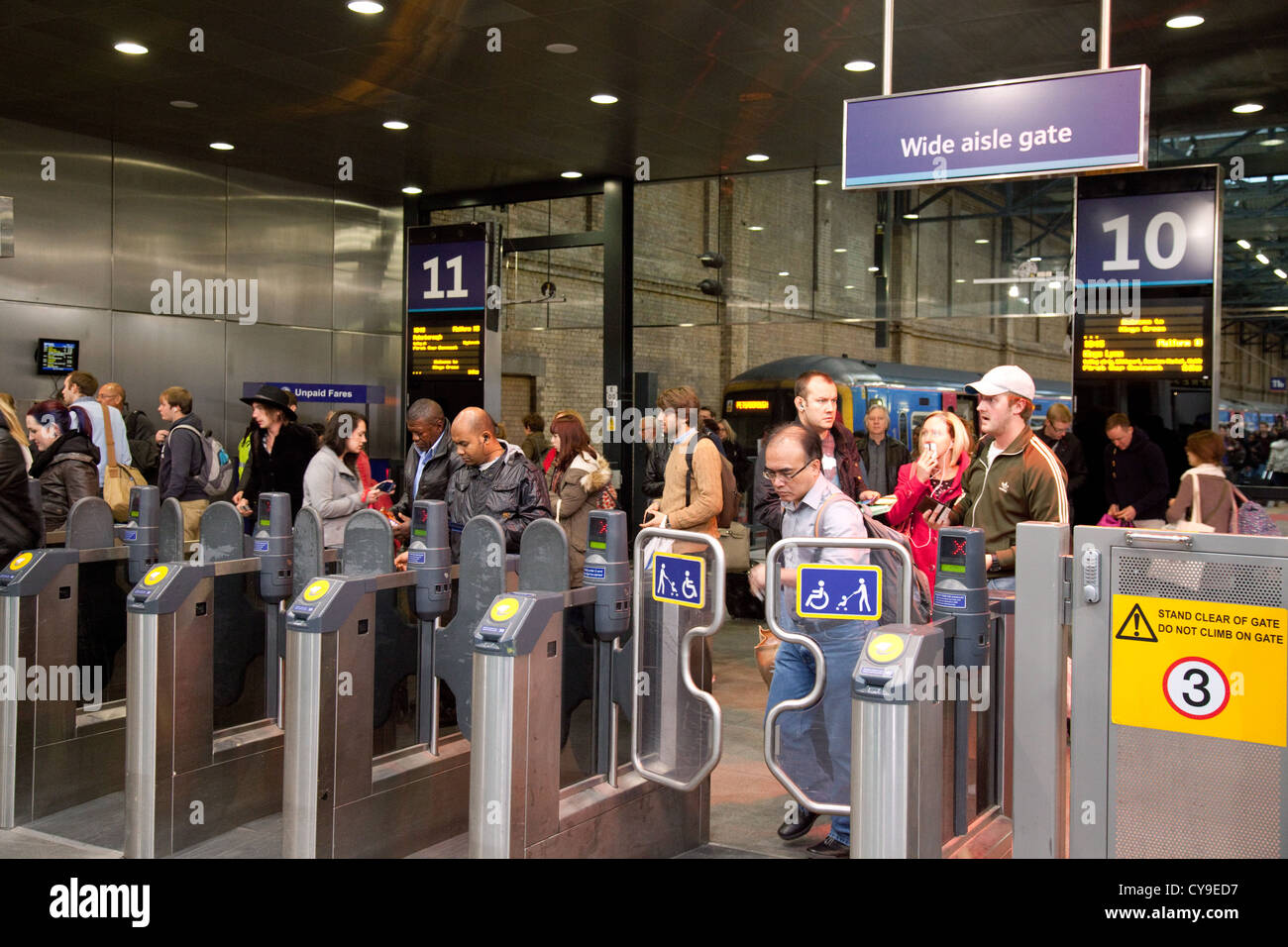 Les voyageurs arrivant en train et de quitter la plate-forme à la gare de Kings Cross LONDRES, ROYAUME UNI Banque D'Images