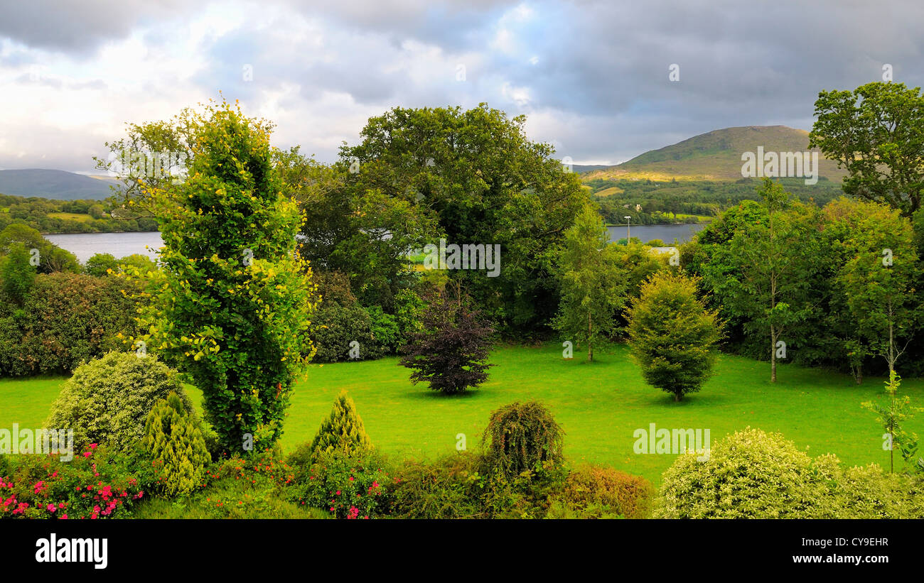 Vue sur le jardin d'Abby Court B&B, Kenmare, comté de Kerry, Irlande. Banque D'Images