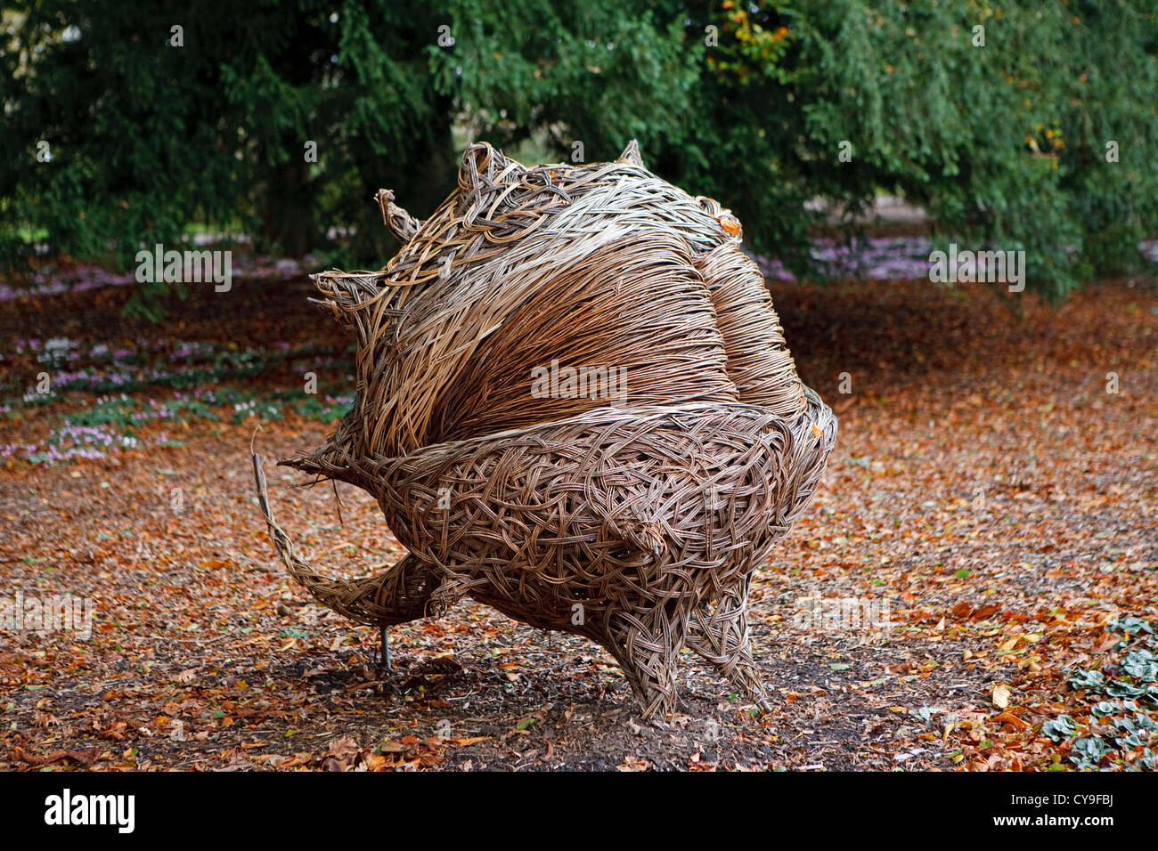 Une statue de conker en osier à Wakehurst Place Banque D'Images