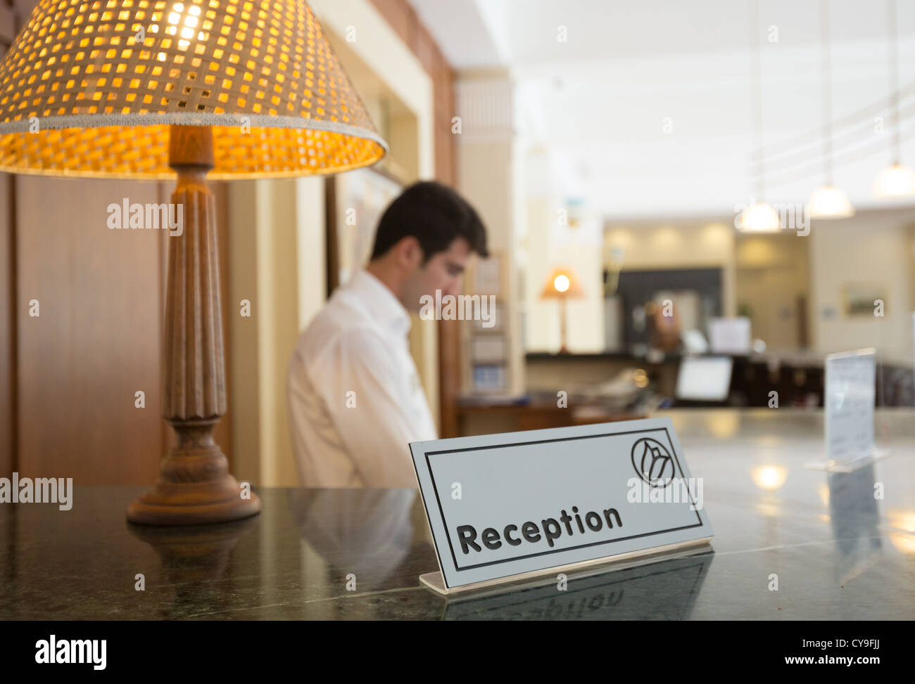 Réception de l'hôtel avec une table et réceptionnistes sur un arrière-plan Banque D'Images