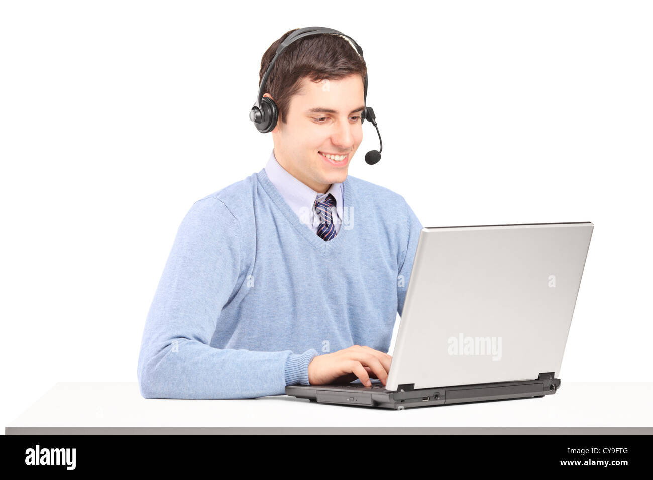 Un homme de l'opérateur travaillant sur un ordinateur portable isolé sur fond blanc Banque D'Images