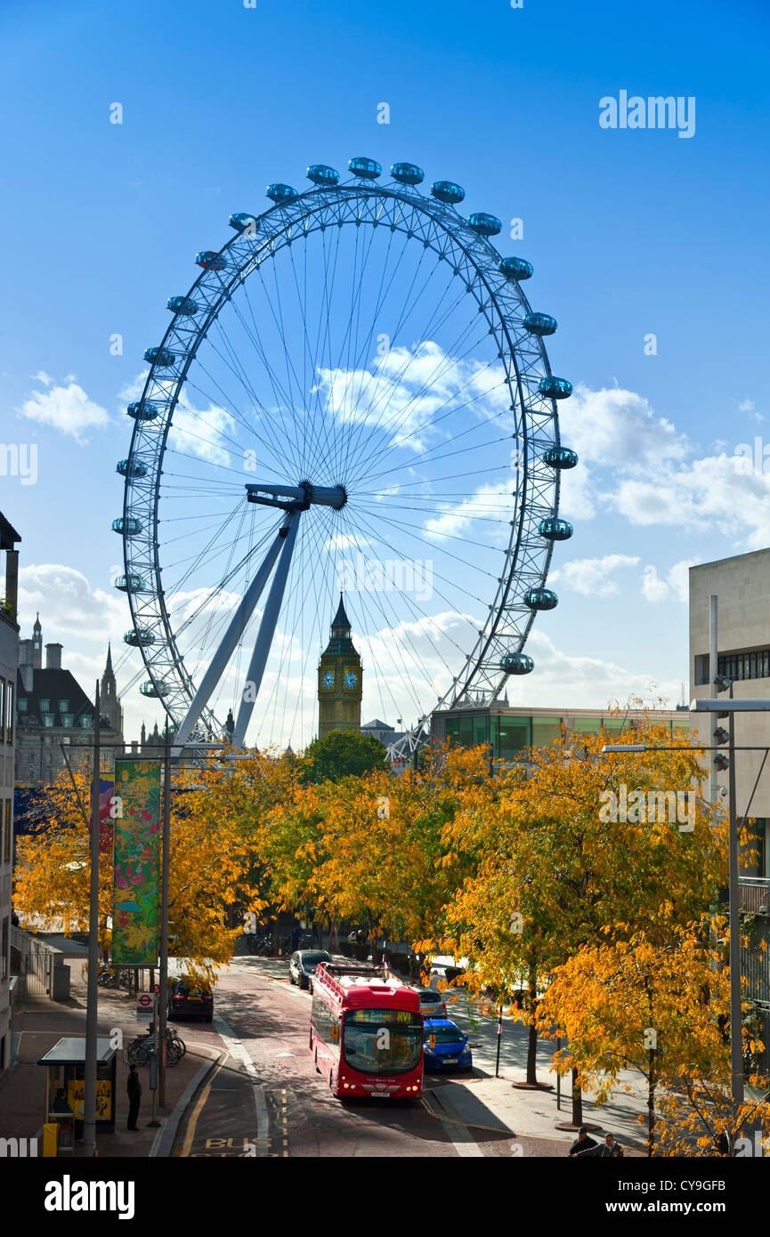 Le London Eye et Big Ben sur SouthBank, avec de nouveaux bus fonctionnant à l'hydrogène Londres rouge en premier plan et couleur d'automne London UK Banque D'Images