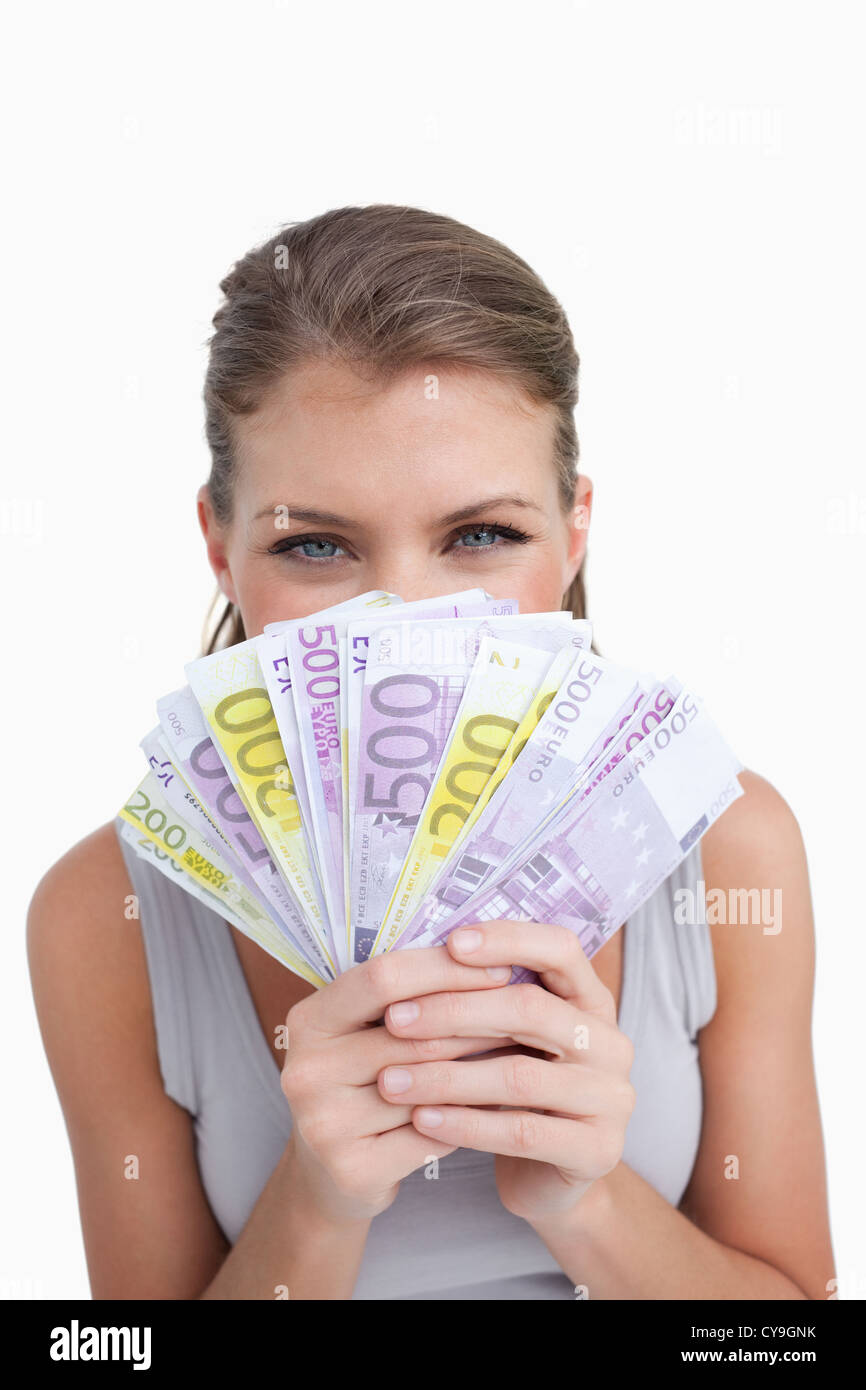 Portrait of a happy woman smelling bank notes Banque D'Images