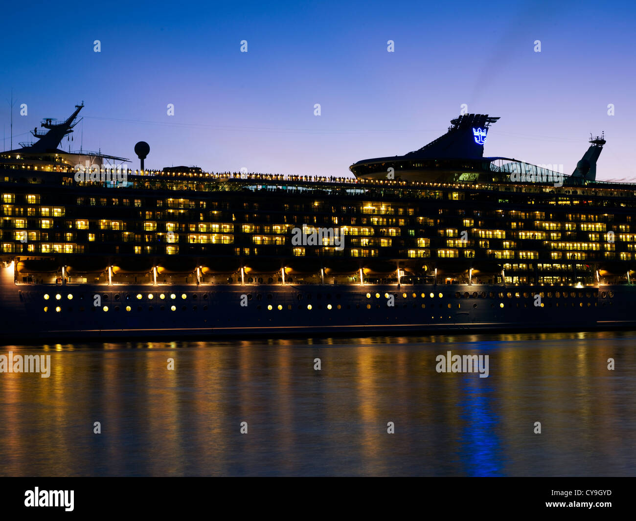 Cruiseship illuminé prêt à partir de la plage de Miami Beach en Floride aux États-Unis. Banque D'Images