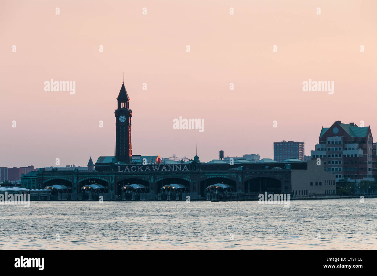 Vue du coucher de l'autre côté de la rivière Hudson de l'ex-Erie-Lackawanna Railroad et du terminal ferry de Hoboken, New Jersey. Banque D'Images