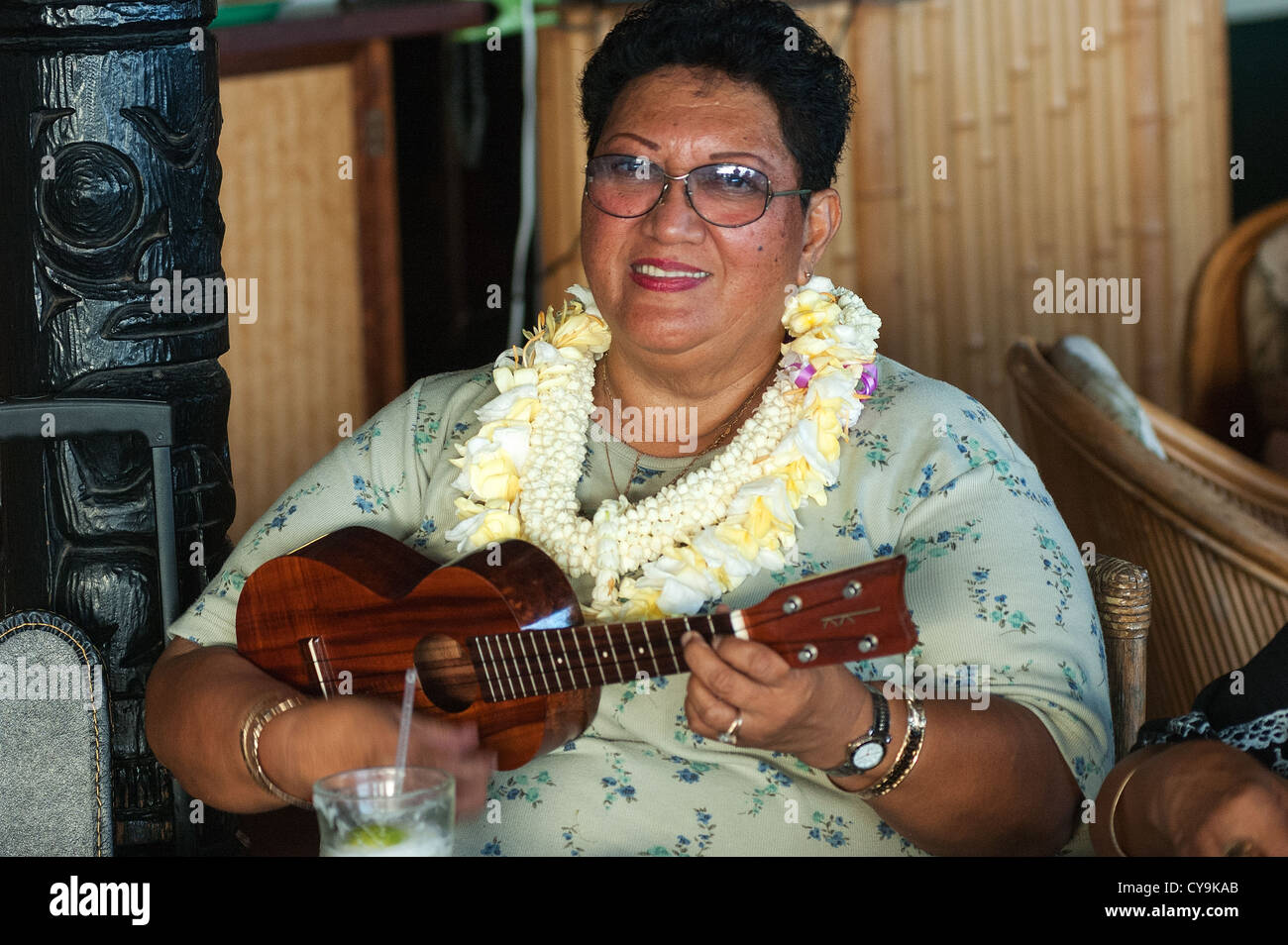 Hawaï, Molokai Elk284-6051, Kaunakakai, Hôtel Molokai, Aloha vendredi musiciens, woman playing ukulele Banque D'Images