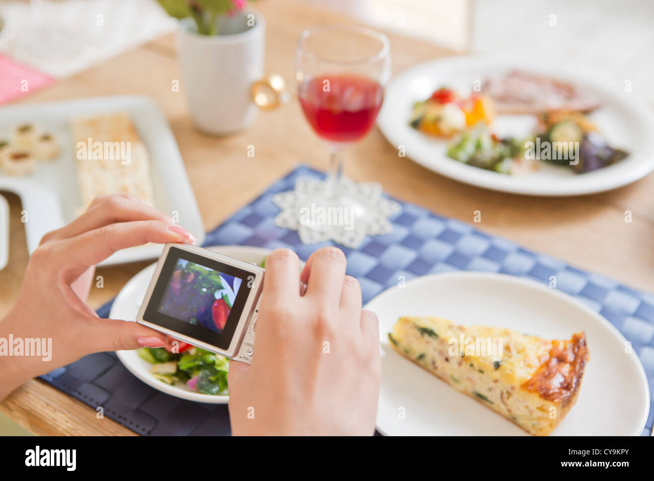 Des mains humaines Taking Photograph of food with Digital Camera Banque D'Images