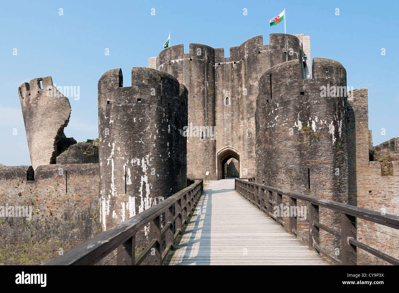 Pays de Galles, château de Caerphilly, la construction a commencé 1268, pont au-dessus de douves, drapeau gallois Banque D'Images
