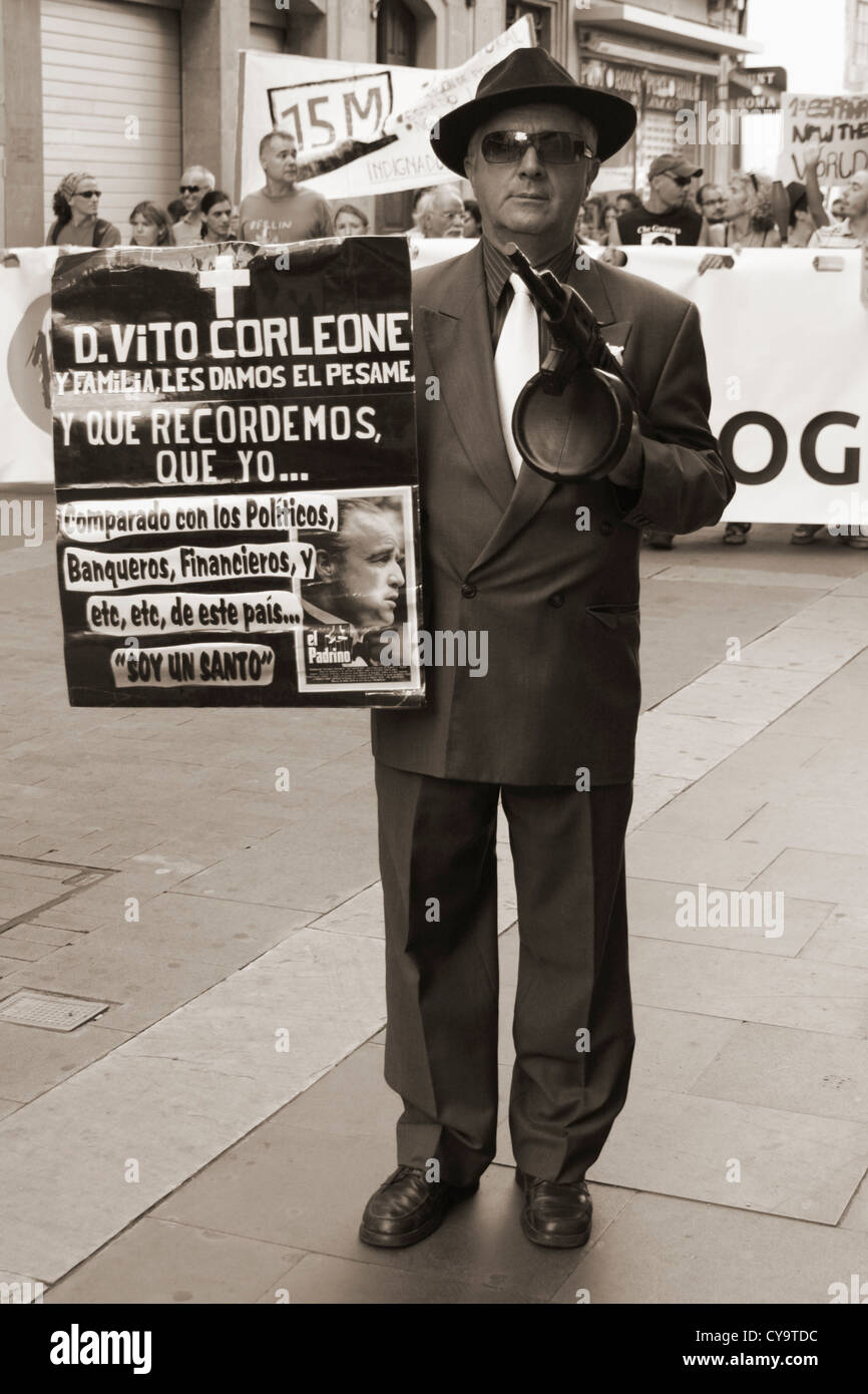 L'homme habillé en gangster avec toy machine gun à 15M anti gouvernement manifestation à Las Palmas, Gran Canaria, Îles Canaries Banque D'Images