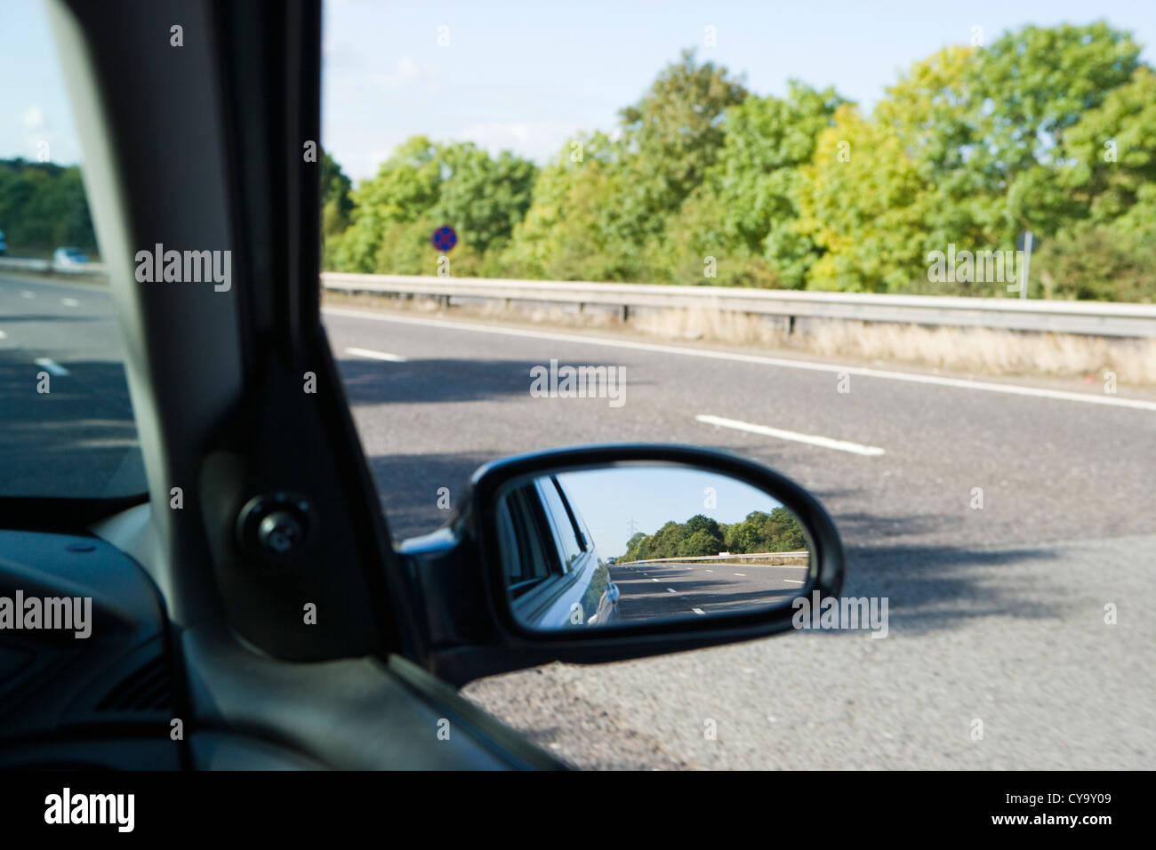 Rétroviseur voiture vide et route. Banque D'Images