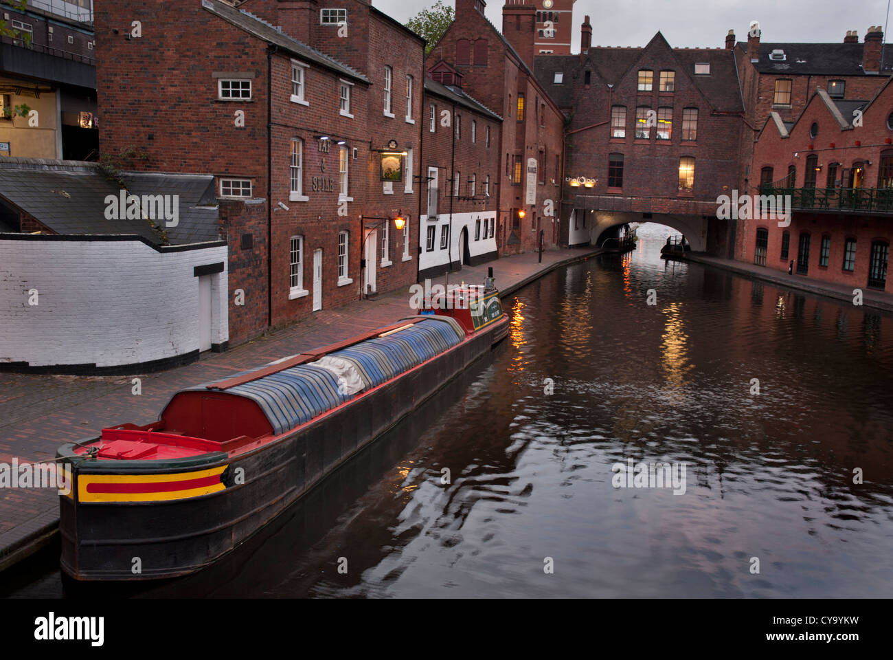 Lumière du soir au bassin de la rue du gaz sur le canal dans le centre-ville de Birmingham Banque D'Images