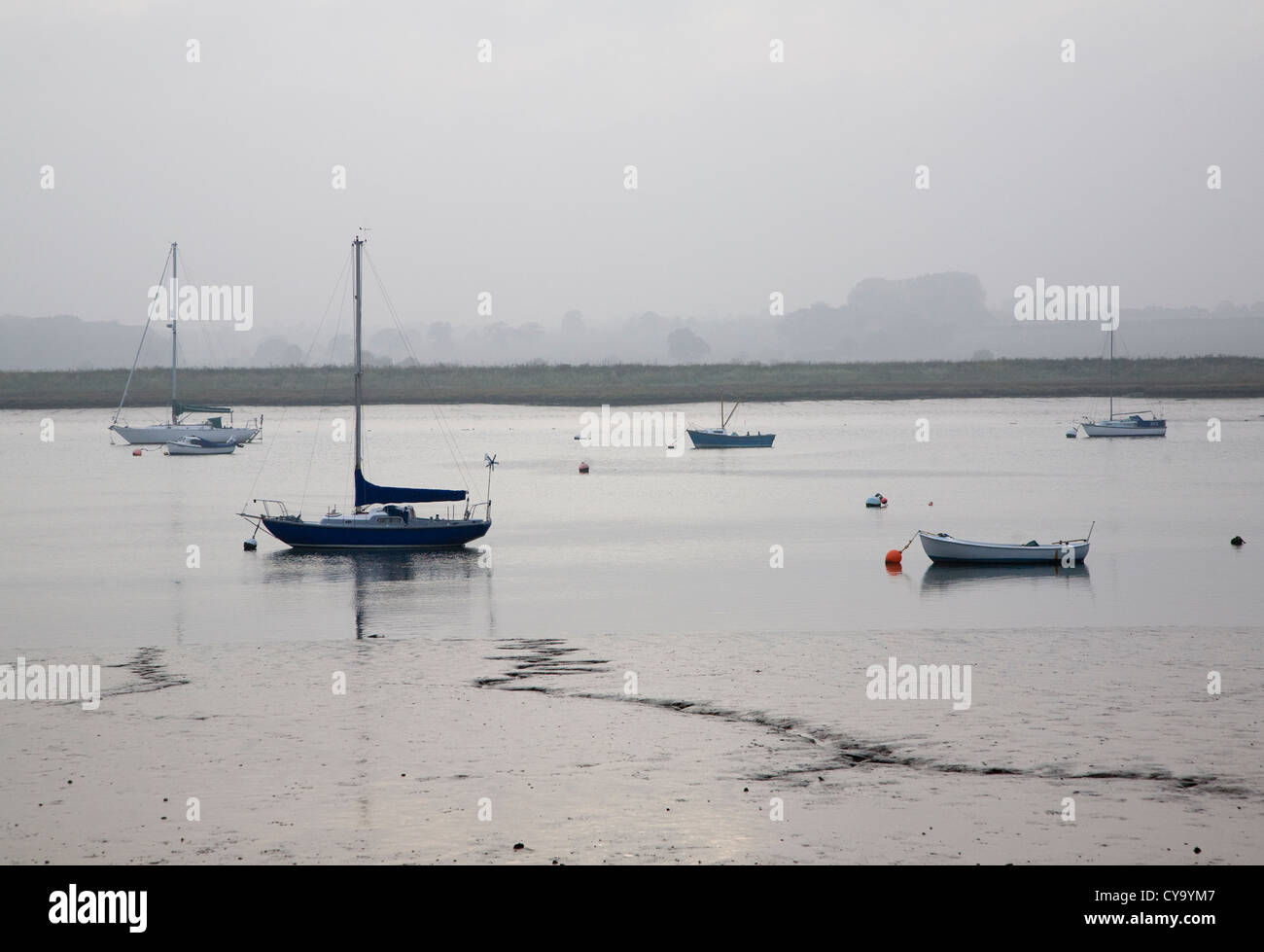 Bateaux à marée basse River Deben nuageux jour d'automne Waldringfield, Suffolk, Angleterre Banque D'Images