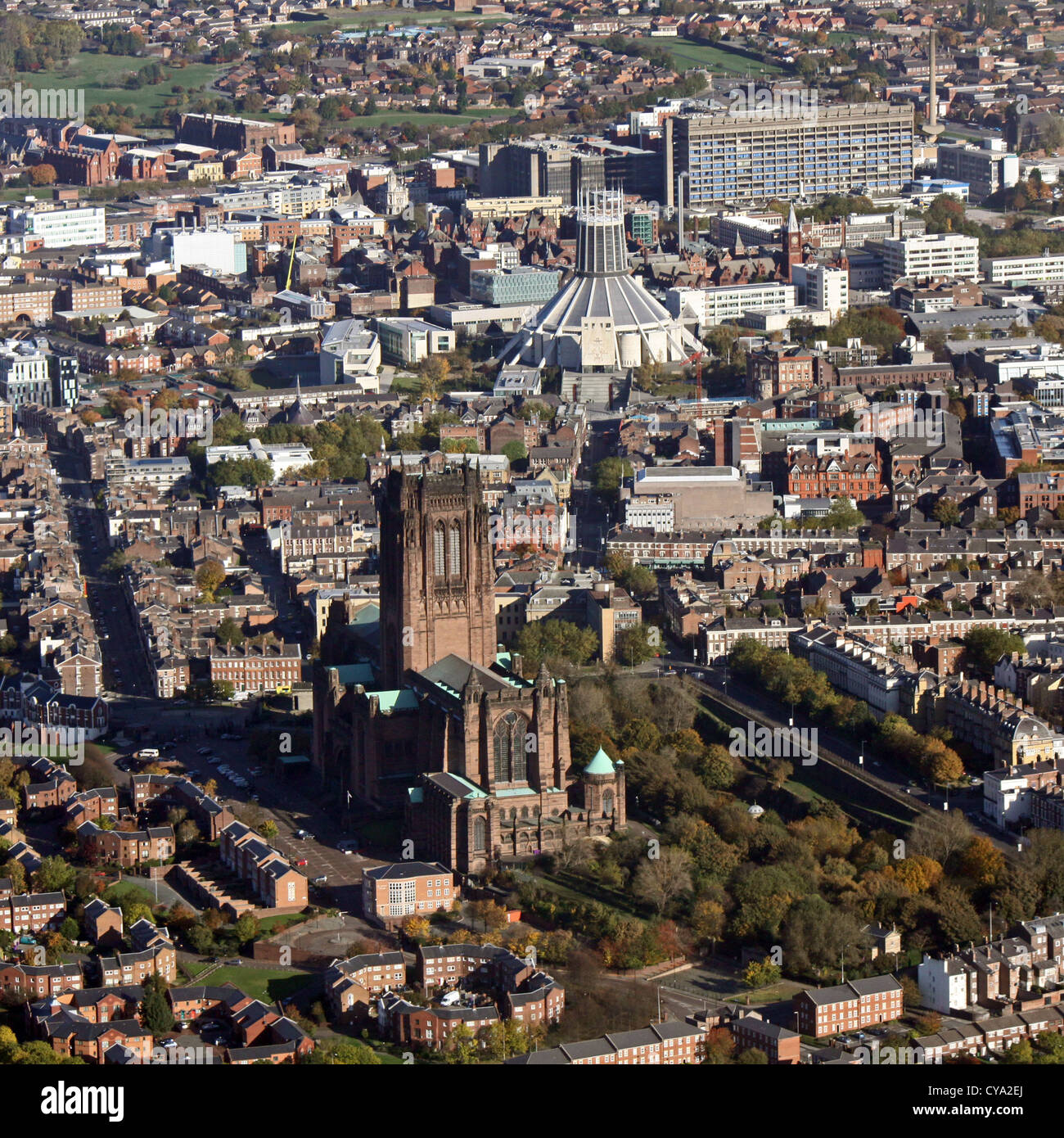 Vue aérienne de Liverpool's deux cathédrales anglicanes et catholiques, la Metropolitan Cathedral of Christ the King Banque D'Images