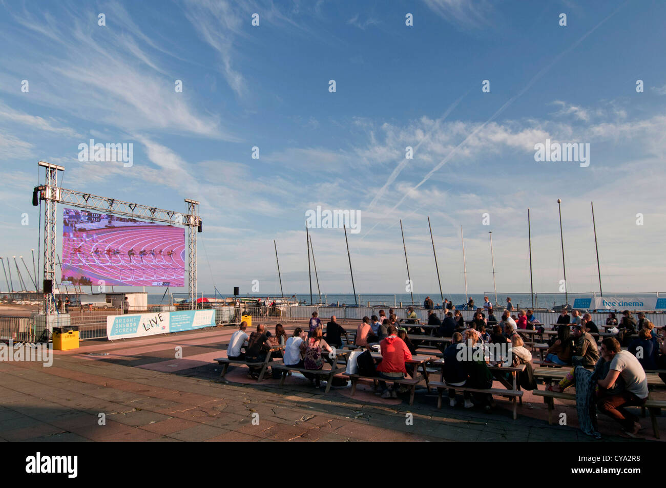Regarder les Jeux Olympiques sur grand écran sur la plage de Brighton Banque D'Images