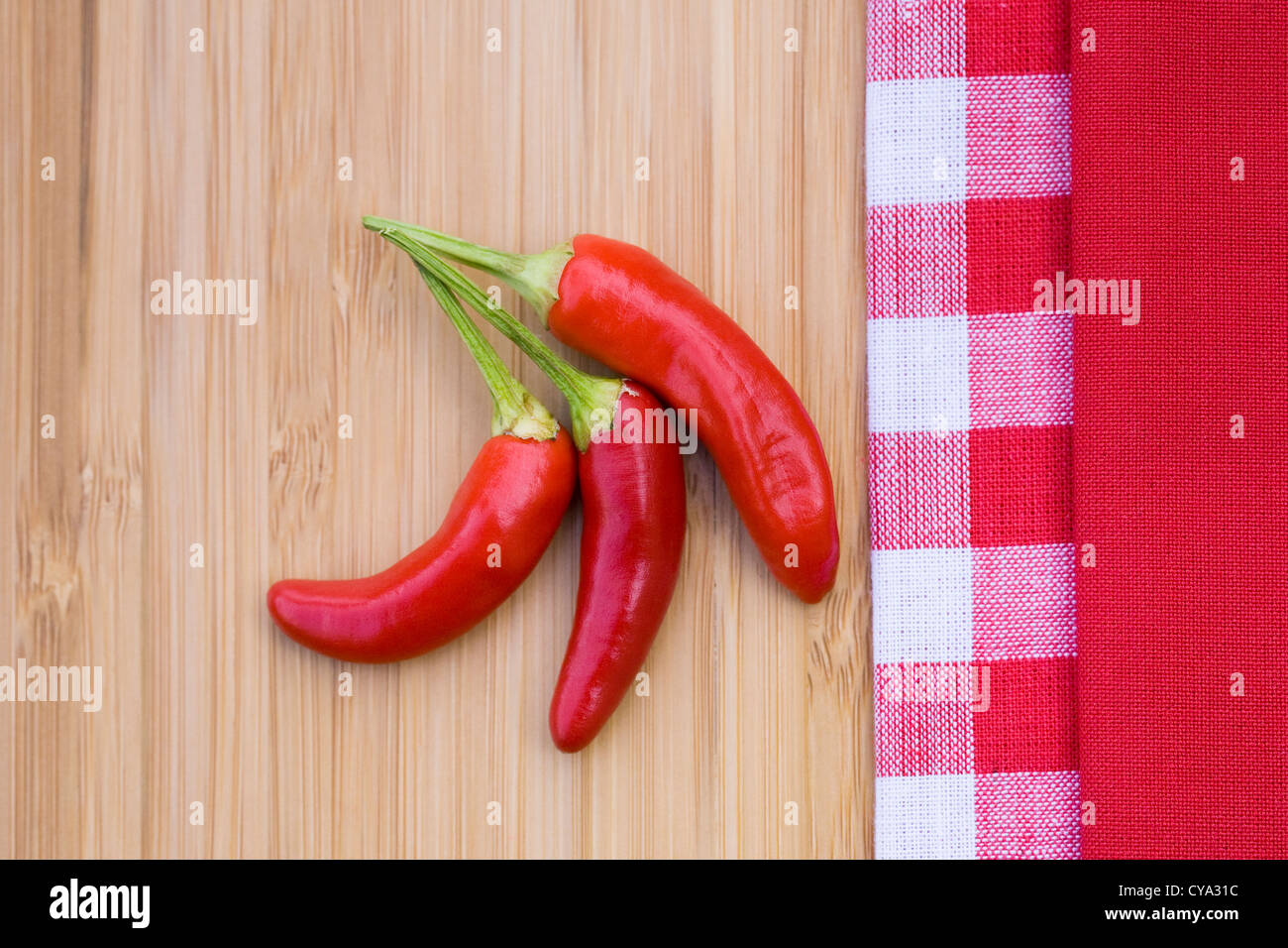 Capsicum annum 'uperchili'. Trois des piments sur un bambou. Banque D'Images