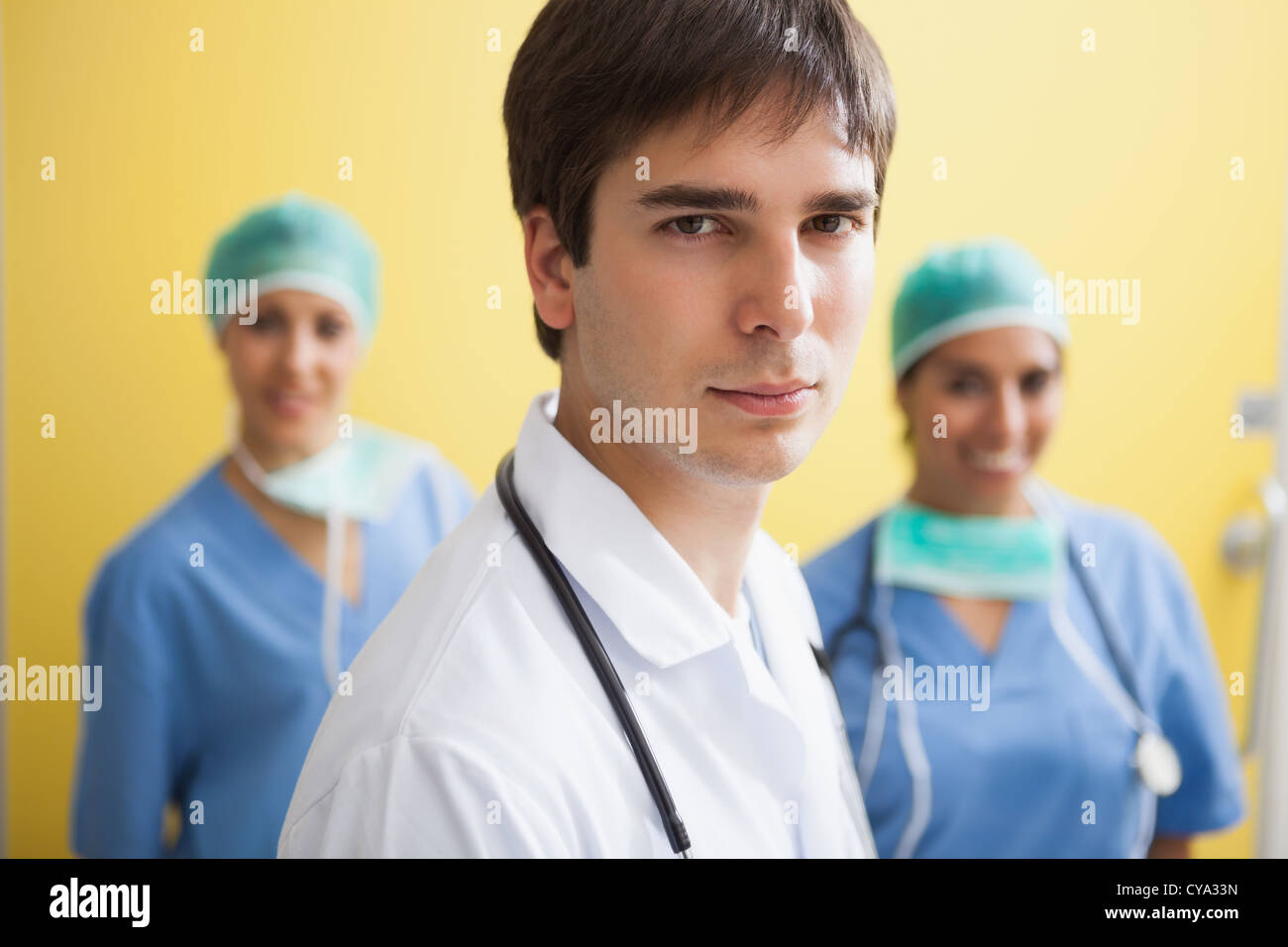 Médecin avec deux infirmières smiling Banque D'Images