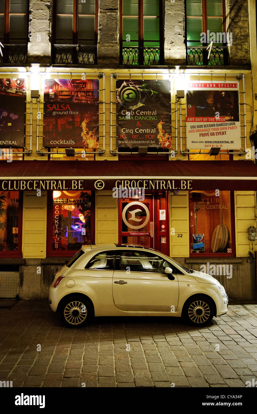 Fiat 500 l'extérieur d'une discothèque de Gand Banque D'Images