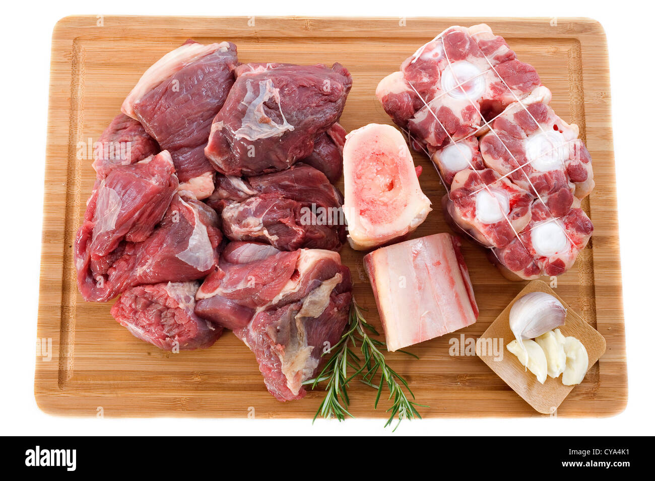 Variété de la viande pour la cuisson et le pot-au-feu sur un conseil de cuisson Banque D'Images