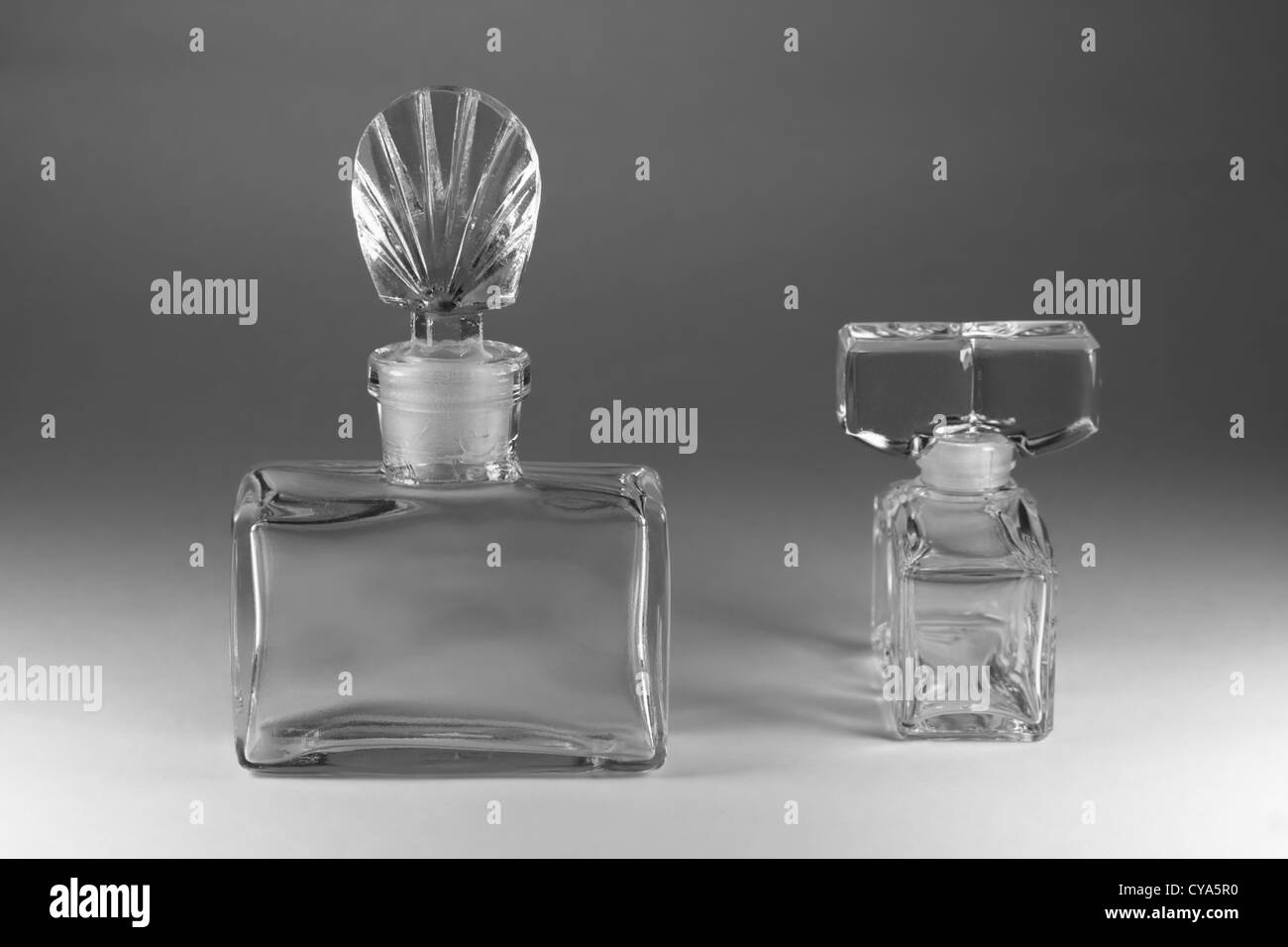 Flacon de parfum vide deux Banque D'Images