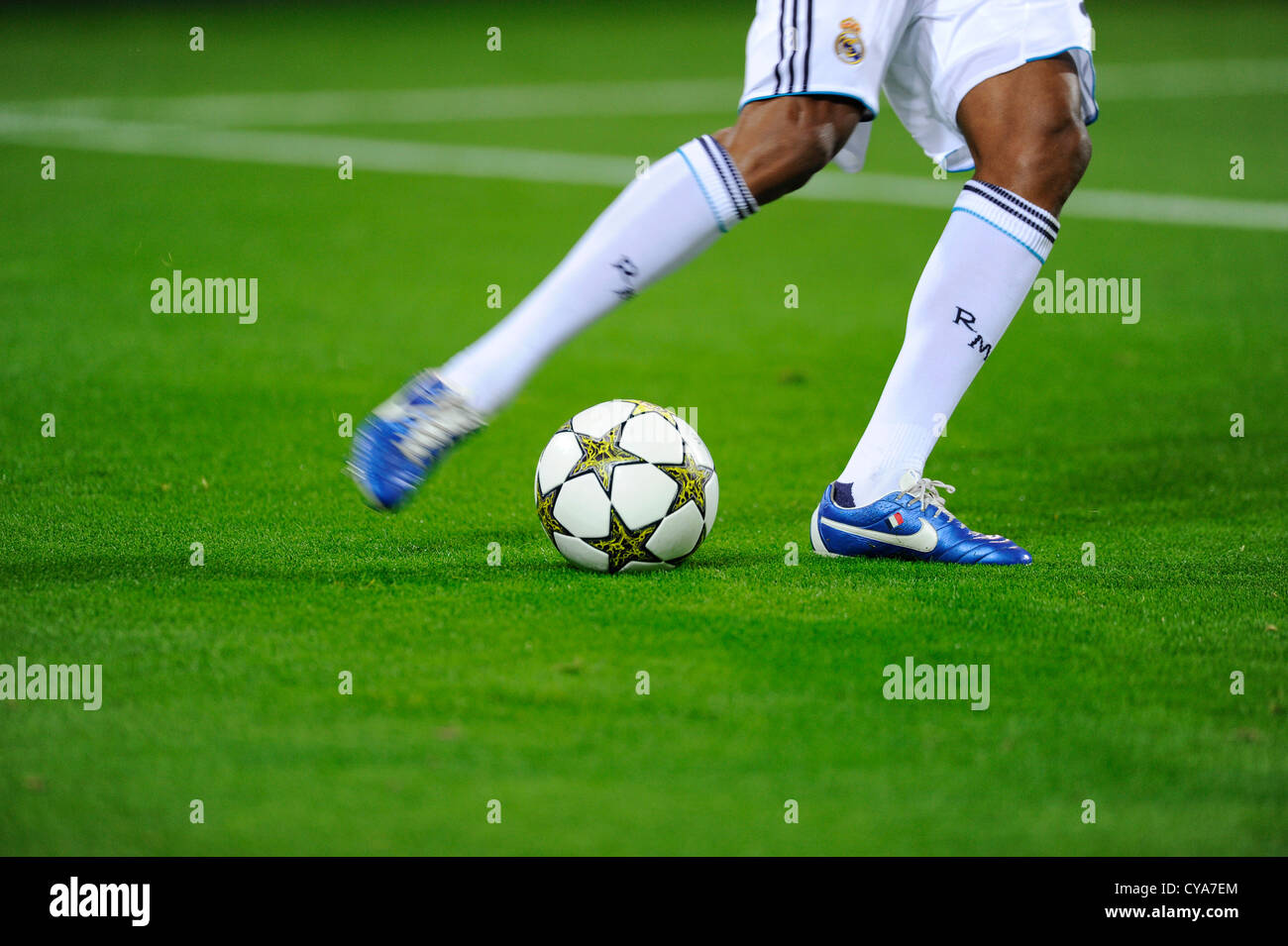 Les jambes d'un joueur de football du Real Madrid joue avec Ligue des  Champions ballon adidas Finale 12 sur le terrain de l'OMB Photo Stock -  Alamy