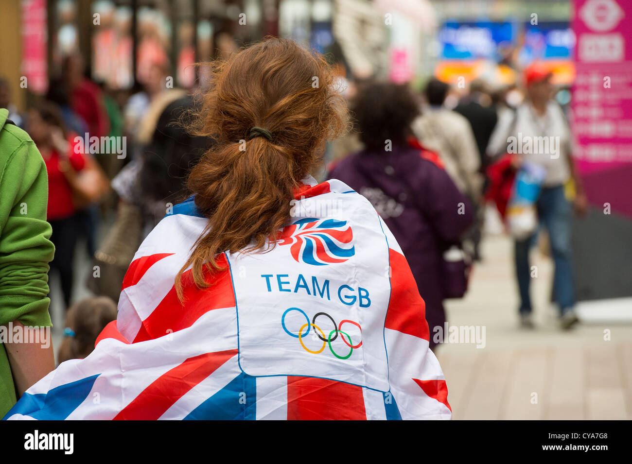 Les gens à faire leur chemin au parc olympique durant les Jeux Olympiques de Londres en 2012. Banque D'Images