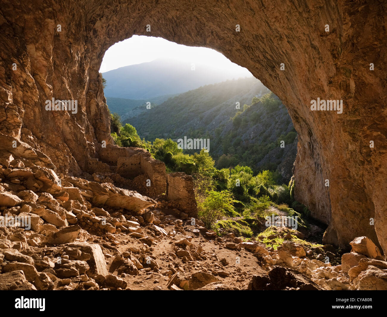 Grotte Pesna en Macédoine, complet avec médiévale en ruines forteresse turque à l'intérieur. Situé entre Skopje et de Makedonski Brod. Banque D'Images