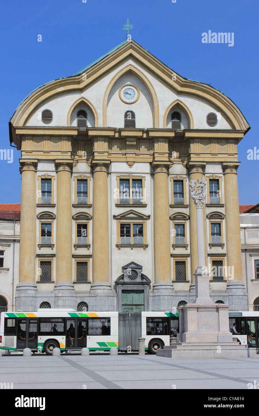 Le congrès, avec la statue de la Sainte Trinité, et d'autobus urbains de l'Église des Ursulines à l'arrière-plan - Ljubljana, Slovénie Banque D'Images