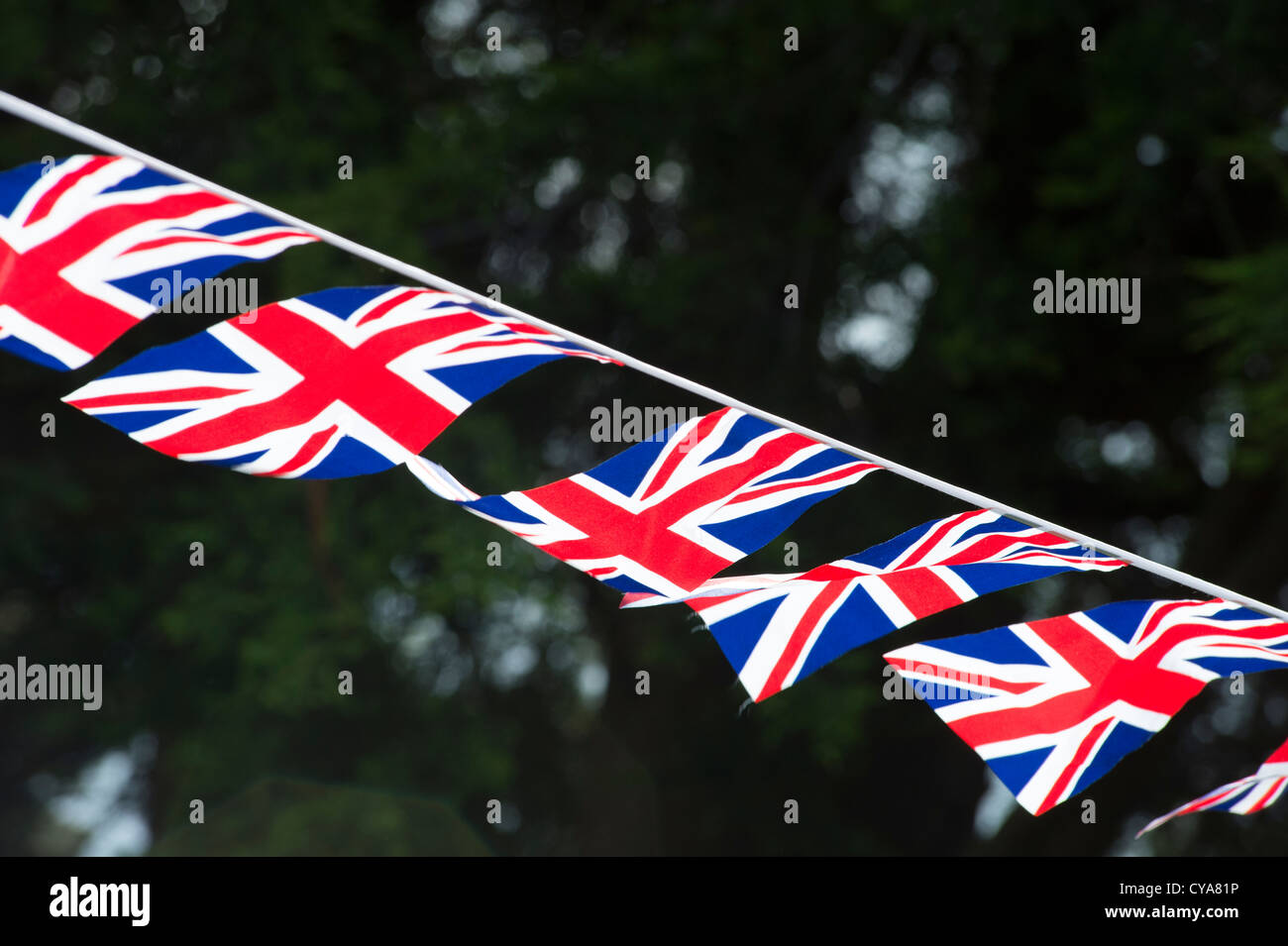 Union jack noir voletant dans la brise. Banque D'Images