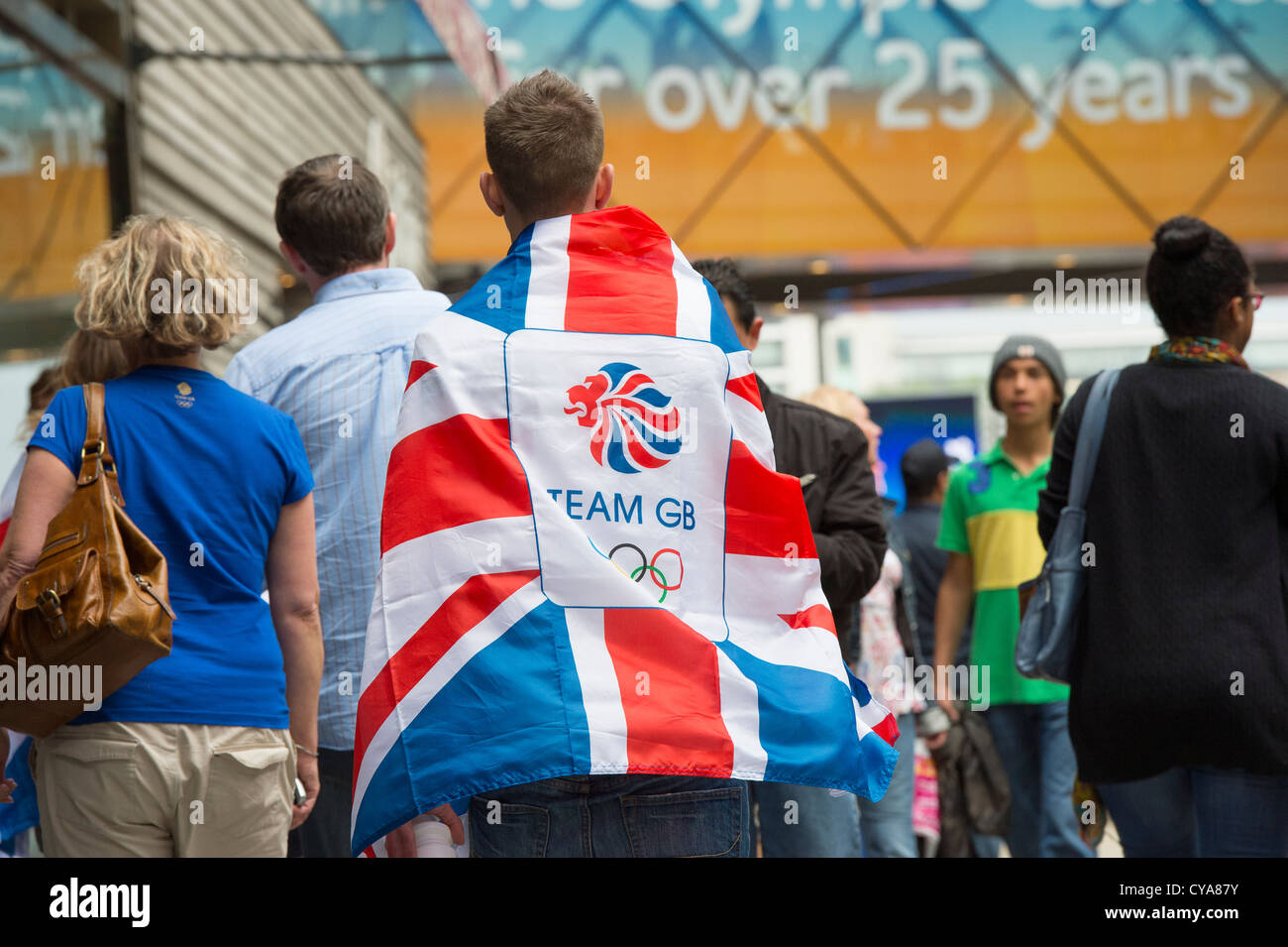 Les gens à faire leur chemin au parc olympique durant les Jeux Olympiques de Londres en 2012. Banque D'Images
