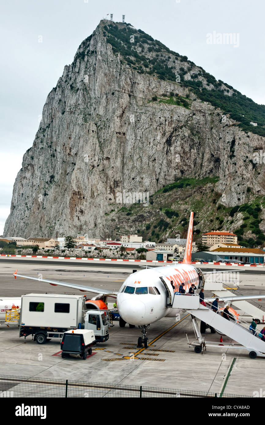 La face nord du rocher de Gibraltar surplombe un avion Easyjet à l'aéroport de Gibraltar Banque D'Images