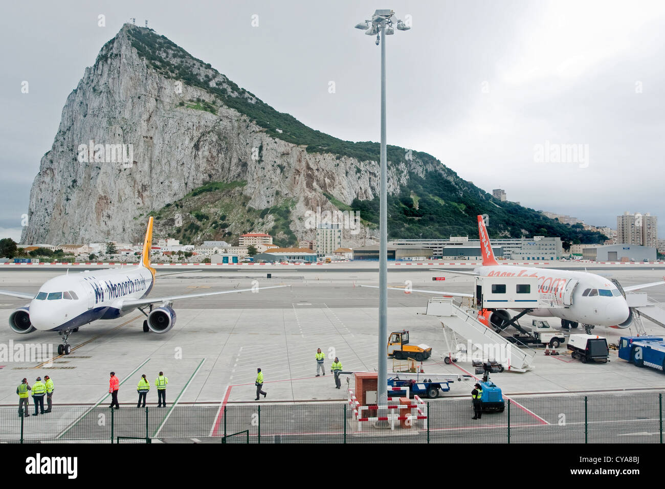 La face nord du rocher de Gibraltar surplombe les avions à l'aéroport de Gibraltar. Banque D'Images