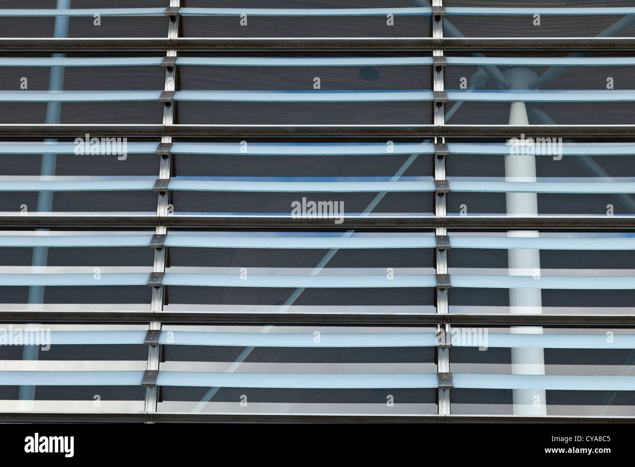 Les bâtiments d'architecture moderne de verre, reflets dans les bureaux en verre. Banque D'Images