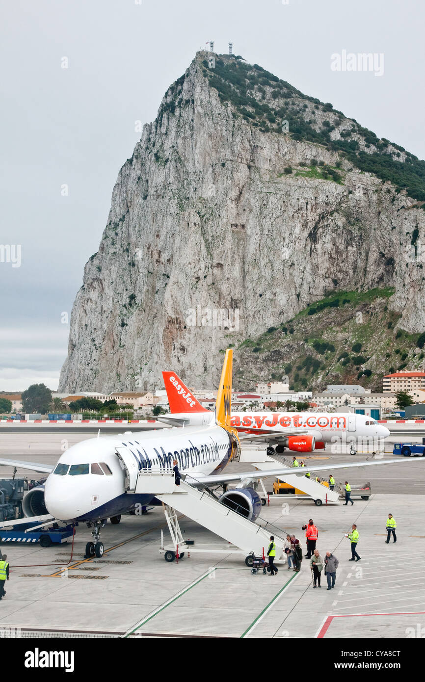 La face nord du rocher de Gibraltar surplombe les avions à l'aéroport de Gibraltar. Banque D'Images