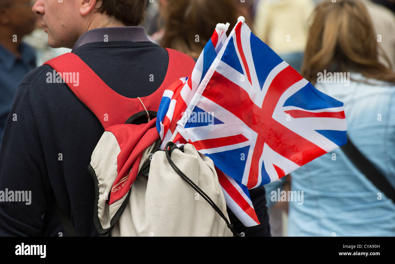 Drapeaux Union Jack situé dans le sac à dos d'un visiteur à l'Jeux olympiques de 2012 à Londres. Banque D'Images