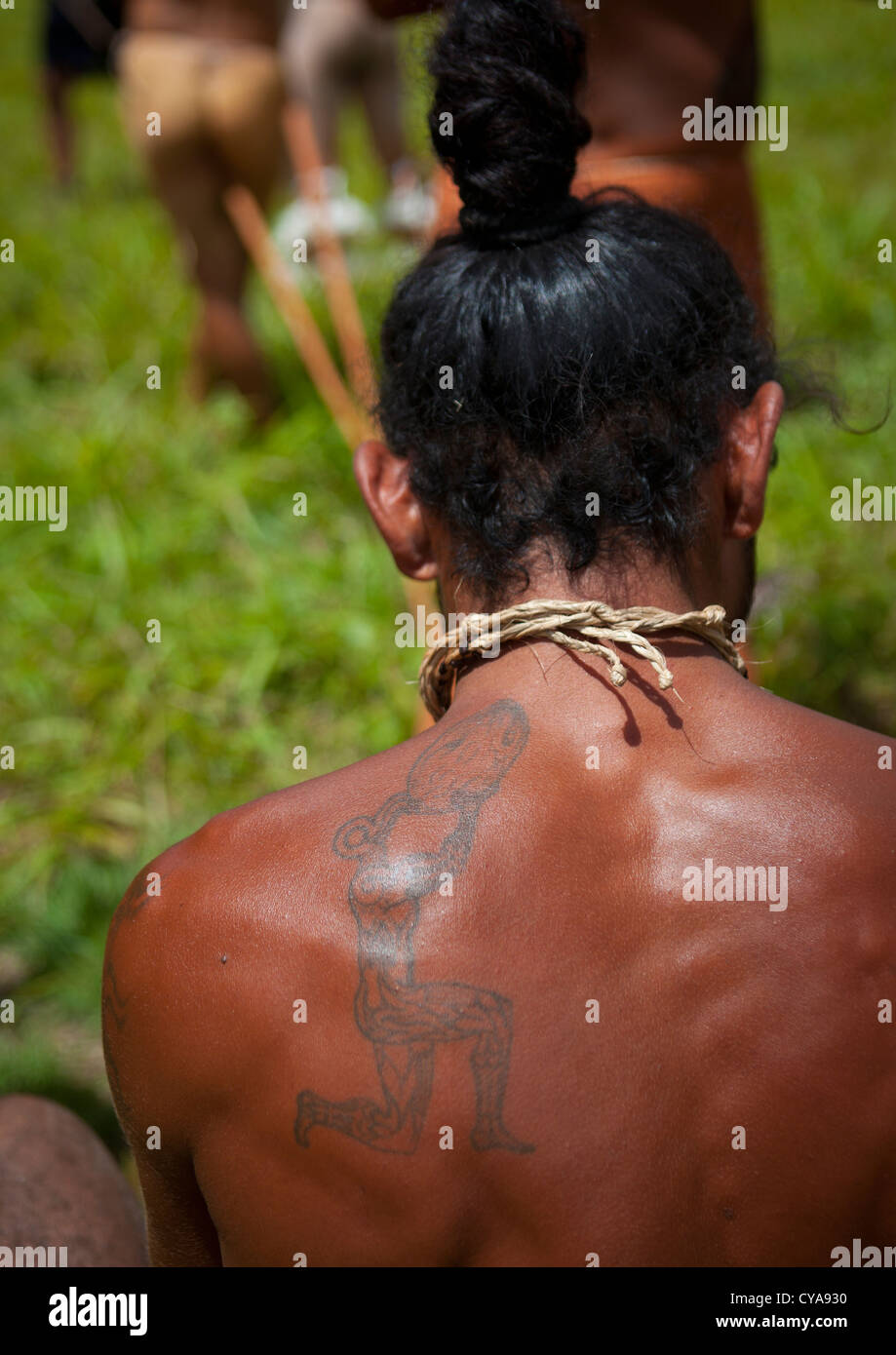 Tatouage sur l'épaule d'un homme autochtone, l'île de Pâques, Chili Banque D'Images