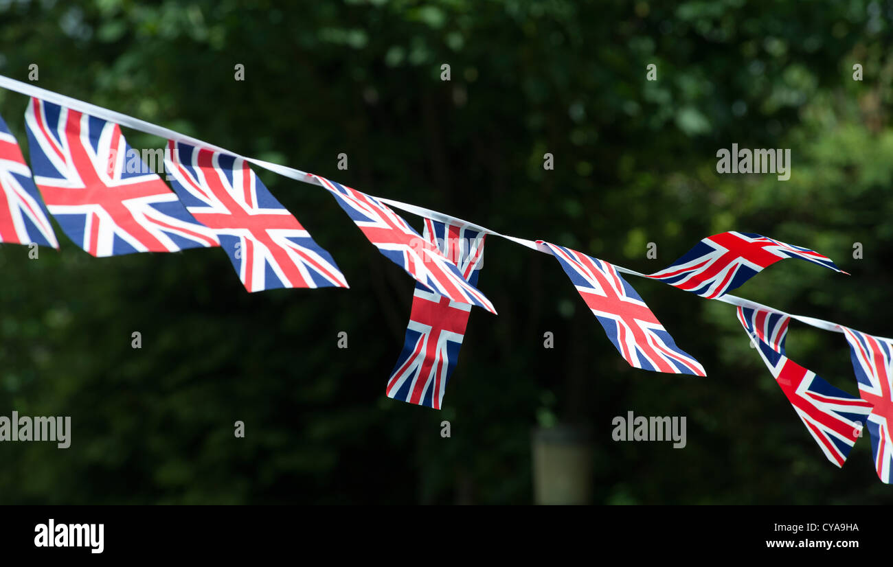 Union jack noir voletant dans la brise. Banque D'Images