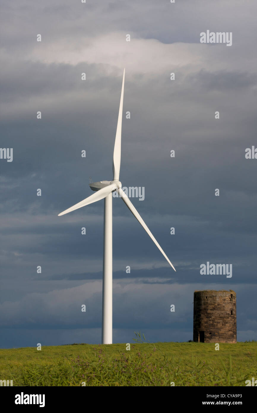 Plessey moulin reste contrastant avec l'éolienne géante, Northumberland, Stannington Banque D'Images