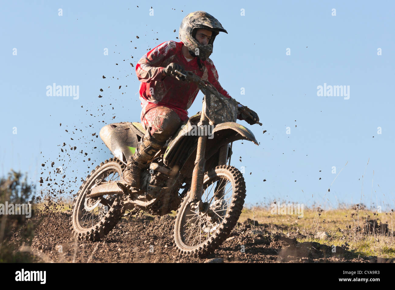 Pilote de motocross sur la piste de Safara, Alentejo, Portugal Banque D'Images